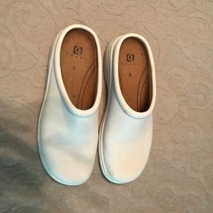 One pair of Quark nursing clogs